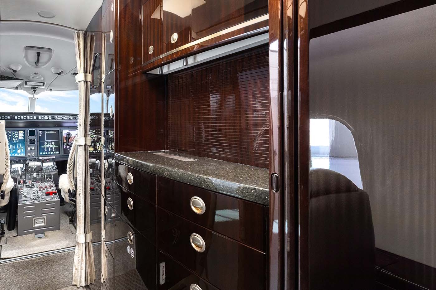 Challenger 300 S/N 20420 Galley